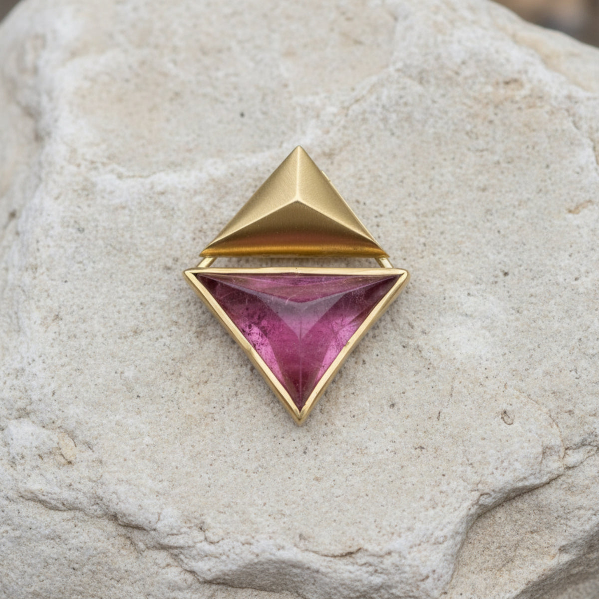 Schmuckanhänger in 750 Gold Rosa Turmalin Dreieck - Handarbeit